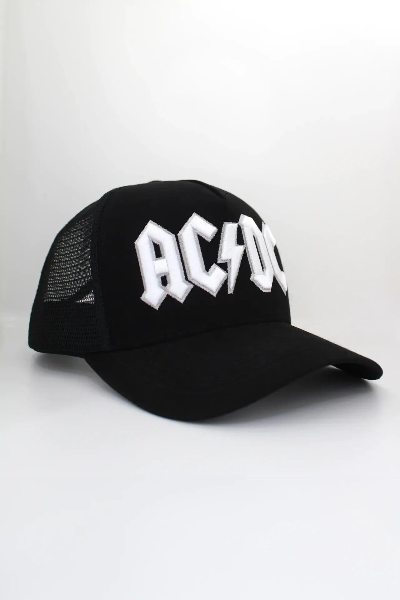 Boné Trucker Bordado AC/DC Black in Black